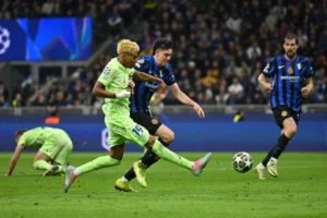 Bastoni di Persimpangan: Tekanan Italia, Godaan Barcelona, dan Duel Inter vs Roma