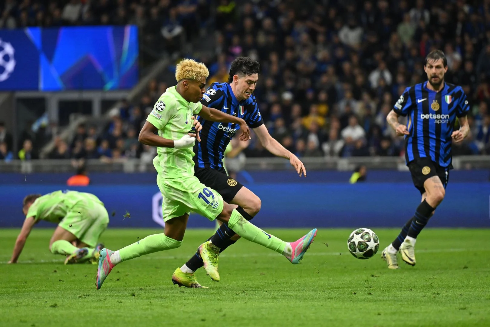Bastoni di Persimpangan: Tekanan Italia, Godaan Barcelona, dan Duel Inter vs Roma