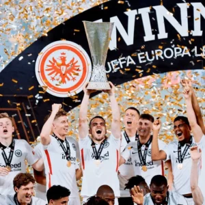 Eintracht Frankfurt Gandeng Pemuda: Tiket Gratis untuk Laga Hamburg dan Persiapan Menyongsong Duel Wolfsburg