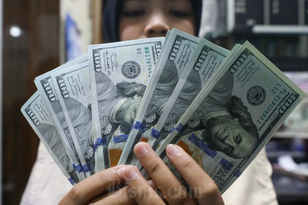 Euro Menguat, Dolar AS Merosot ke Level Terendah Enam Minggu; EUR/USD Mencapai 1,1757