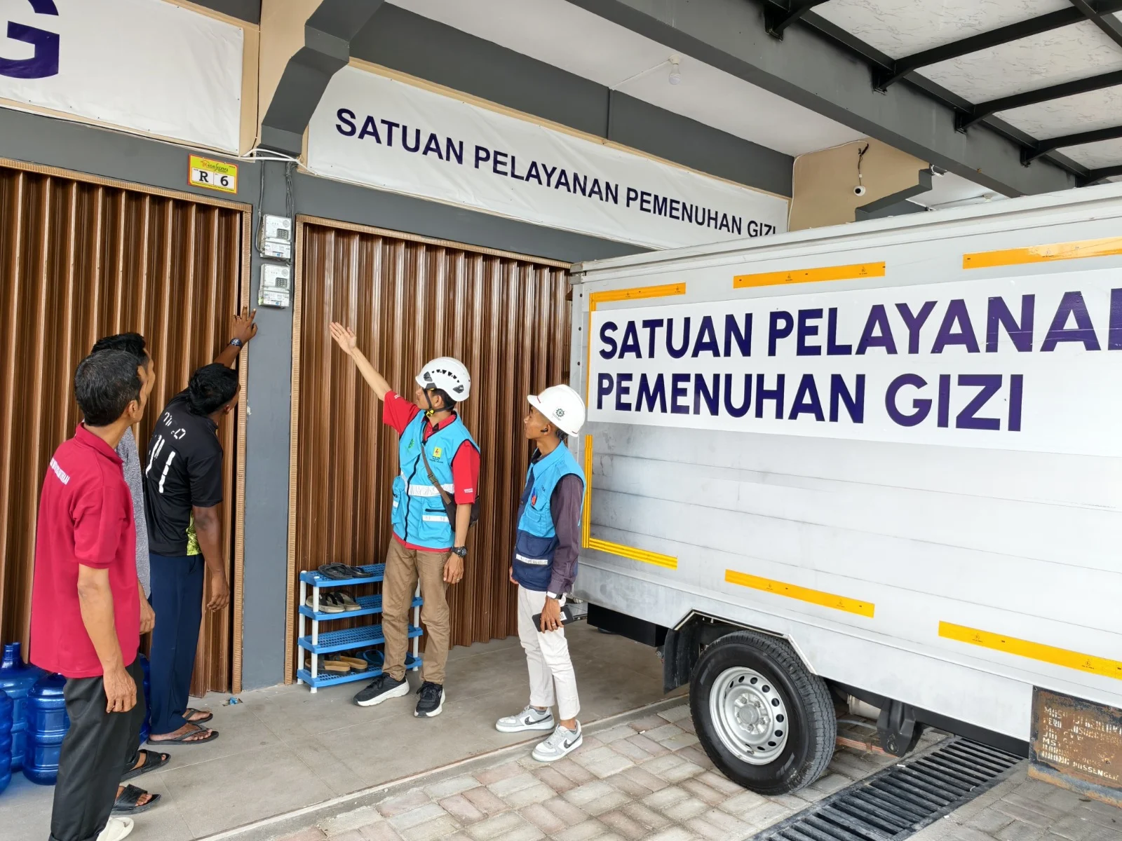 Gudang Motor Listrik MBG di Sentul: Keamanan Ketat, Pagar Digembok, Wartawan Dilarang Masuk