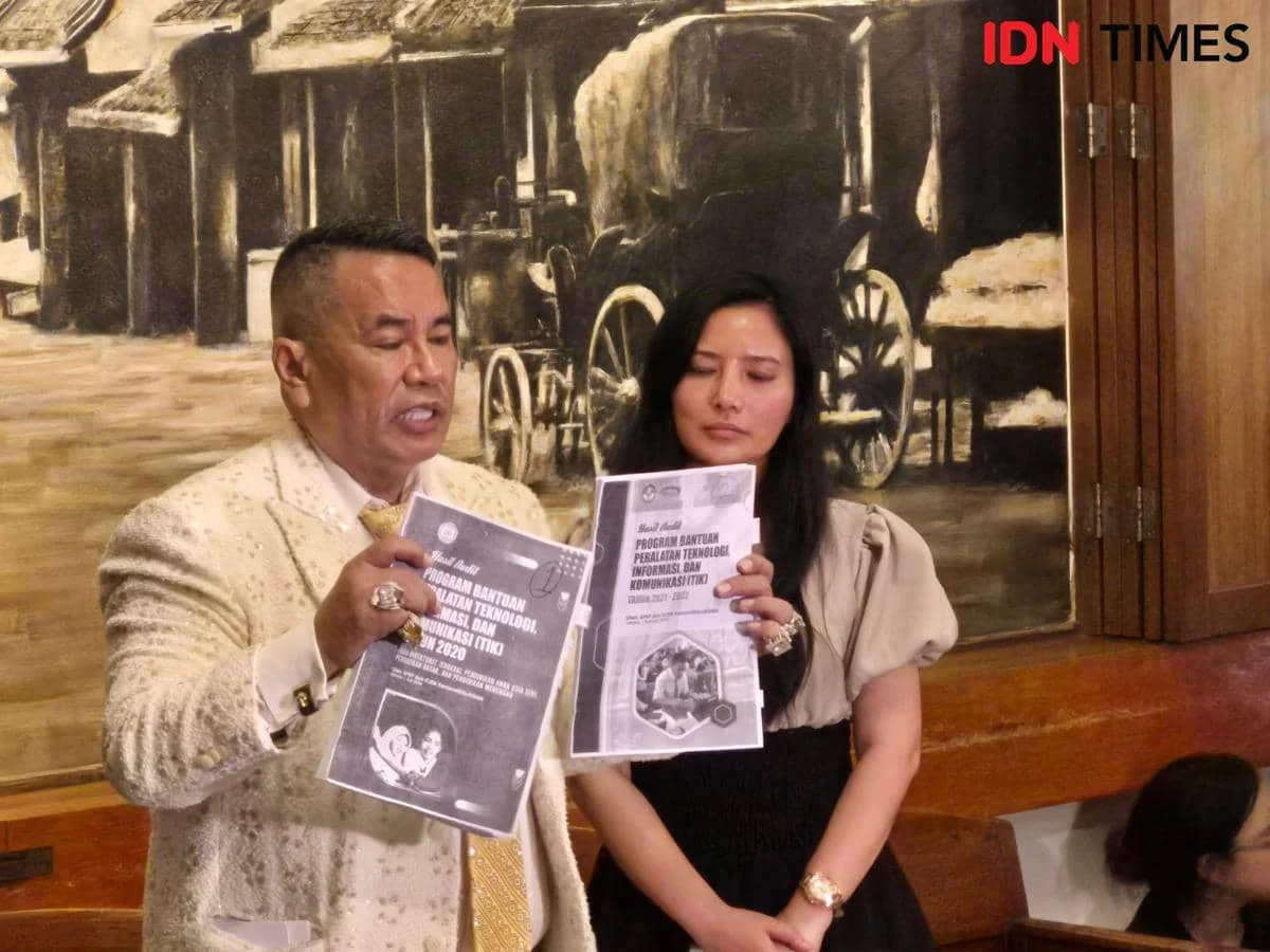 Guru SMP Sorong Menangis di Sidang Nadiem: Chromebook Jadi Penyelamat Sekolah yang Dulunya 'Buangan'