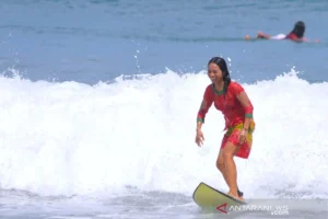 Kebaya Bali Menaklukkan Ombak: Kartini Go Surf 2026 Sambut Emansipasi Perempuan