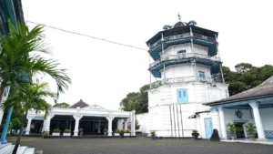 Kubu Purboyo Turun Tangan, Panggung Songgo Buwono Keraton Solo Berlumut: Konflik Hukum dan Kajian Akademik Menguak Dinamika Budaya