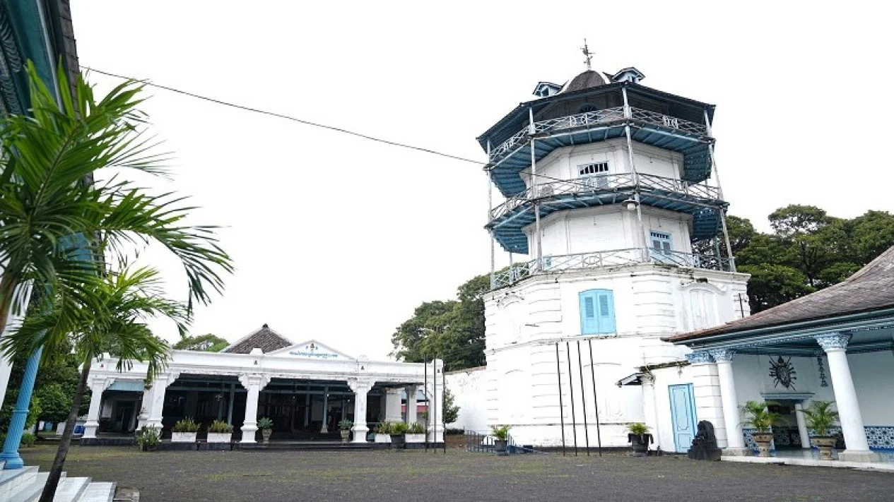 Kubu Purboyo Turun Tangan, Panggung Songgo Buwono Keraton Solo Berlumut: Konflik Hukum dan Kajian Akademik Menguak Dinamika Budaya