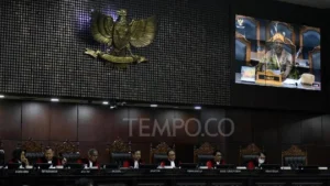 Mahkamah Konstitusi Tolak Gugatan Delpedro, Uji Materi KUHP dan Kontroversi Pembatasan Jabatan Kapolri