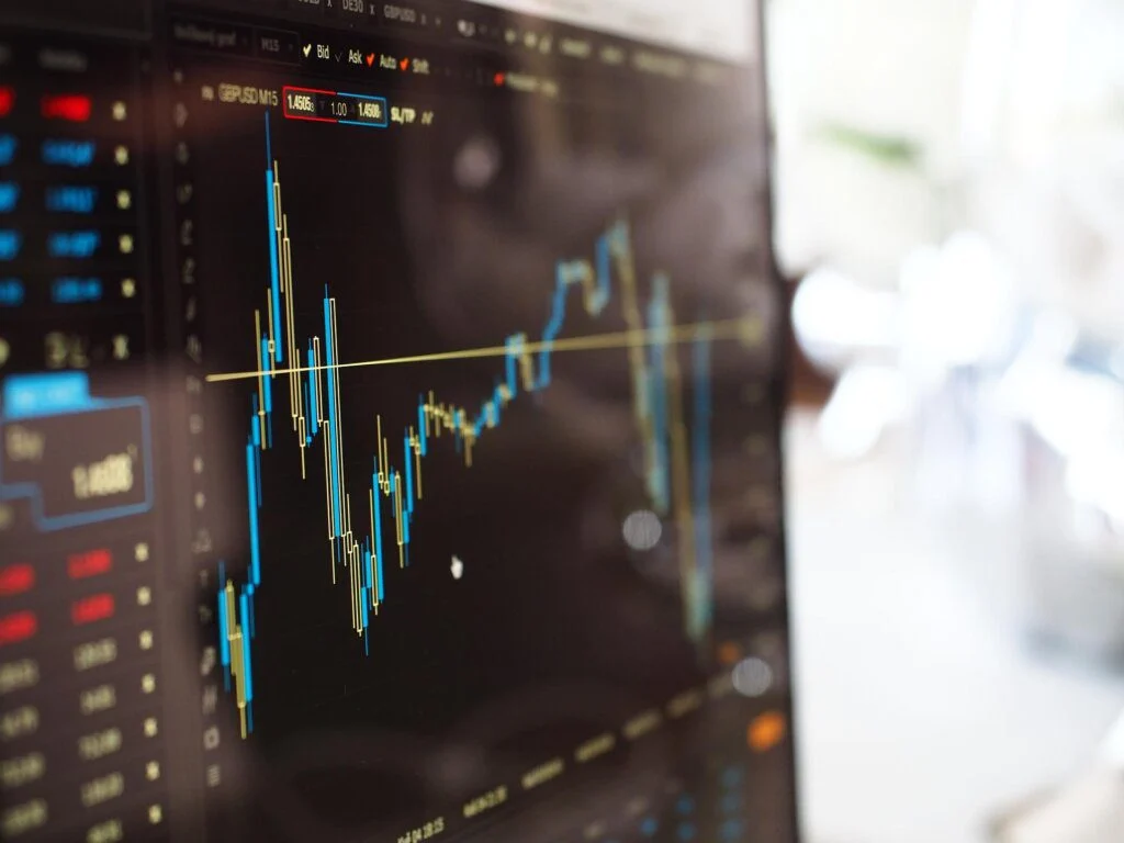 Nikkei 225 Siap Menembus ¥60.000: Pola Cup‑Handle, AI Optimisme, dan Ketidakpastian Kebijakan BOJ