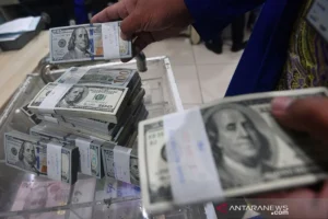Perak Turun Tajam di Bawah $81 Usai Dolar AS Capai Level Tertinggi 3½ Bulan