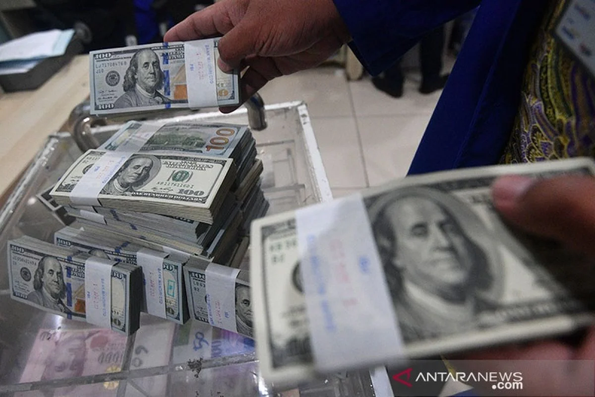 Perak Turun Tajam di Bawah $81 Usai Dolar AS Capai Level Tertinggi 3½ Bulan