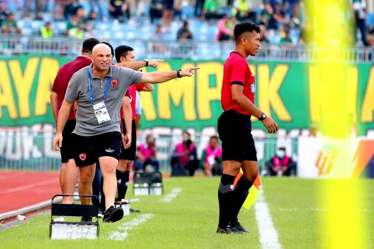 Persija Hajar Persebaya 3-0, Pelatih Bernardo Tavares Mengecam Kerapuhan Tim di Pekan 27 Super League!