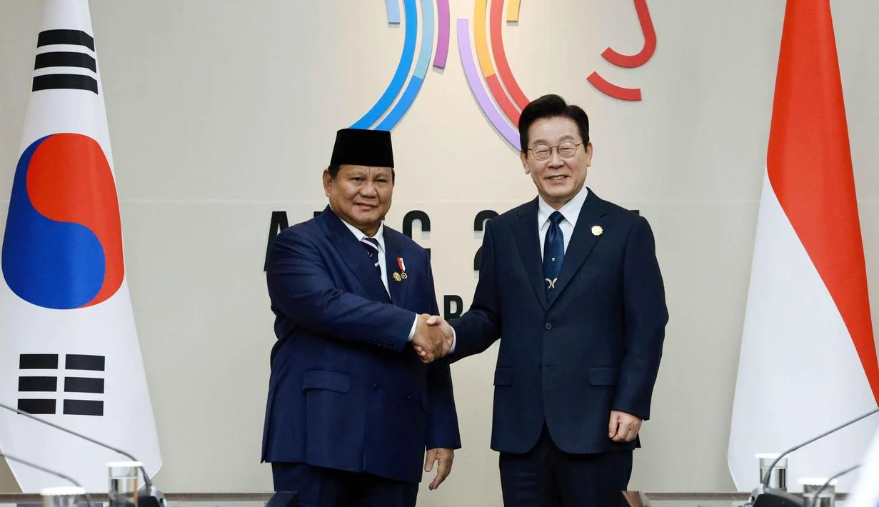 Presiden Lee Jae Myung Sambut Prabowo Subianto dengan Pelukan Hangat di Blue House, Korea Selatan