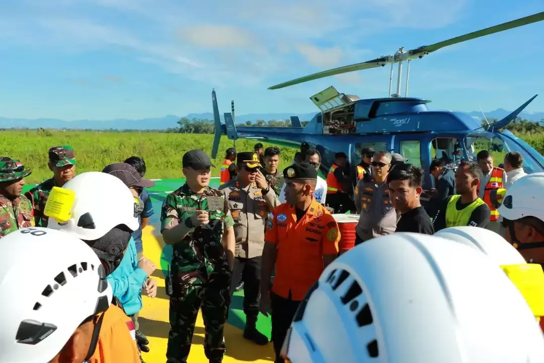Ratusan Prajurit TNI Tempuh Medan Terjal, Evakuasi Helikopter PK-CFX dalam 6,5 Jam