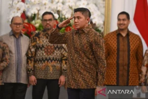 Seskab Teddy Soroti 'Inflasi Pengamat' dan Peringatan Kritik Bertanggung Jawab di Istana Kepresidenan