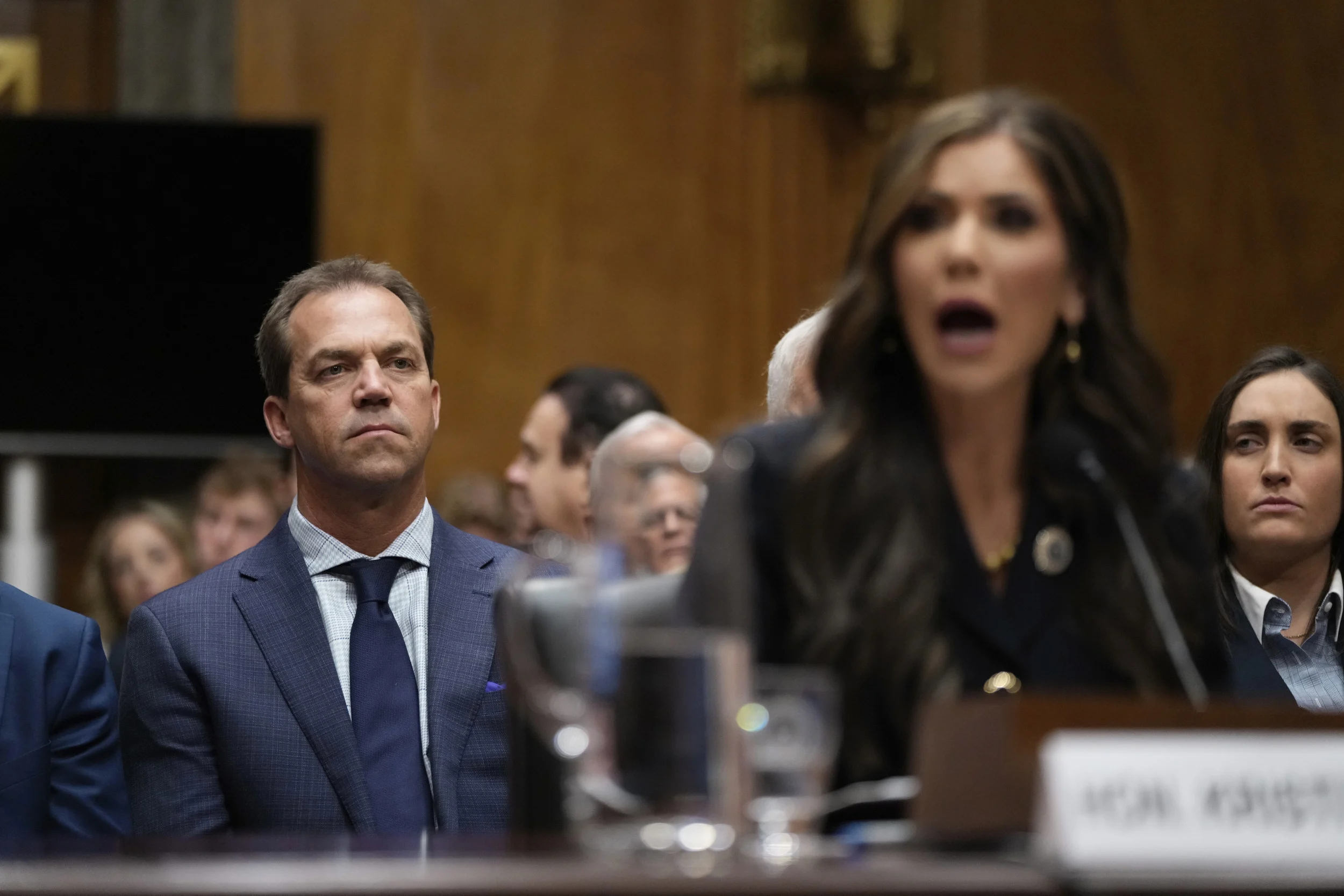 SNL Satirkan Skandal Cross‑Dressing Bryon Noem, Menambah Tekanan pada Mantan Menteri DHS