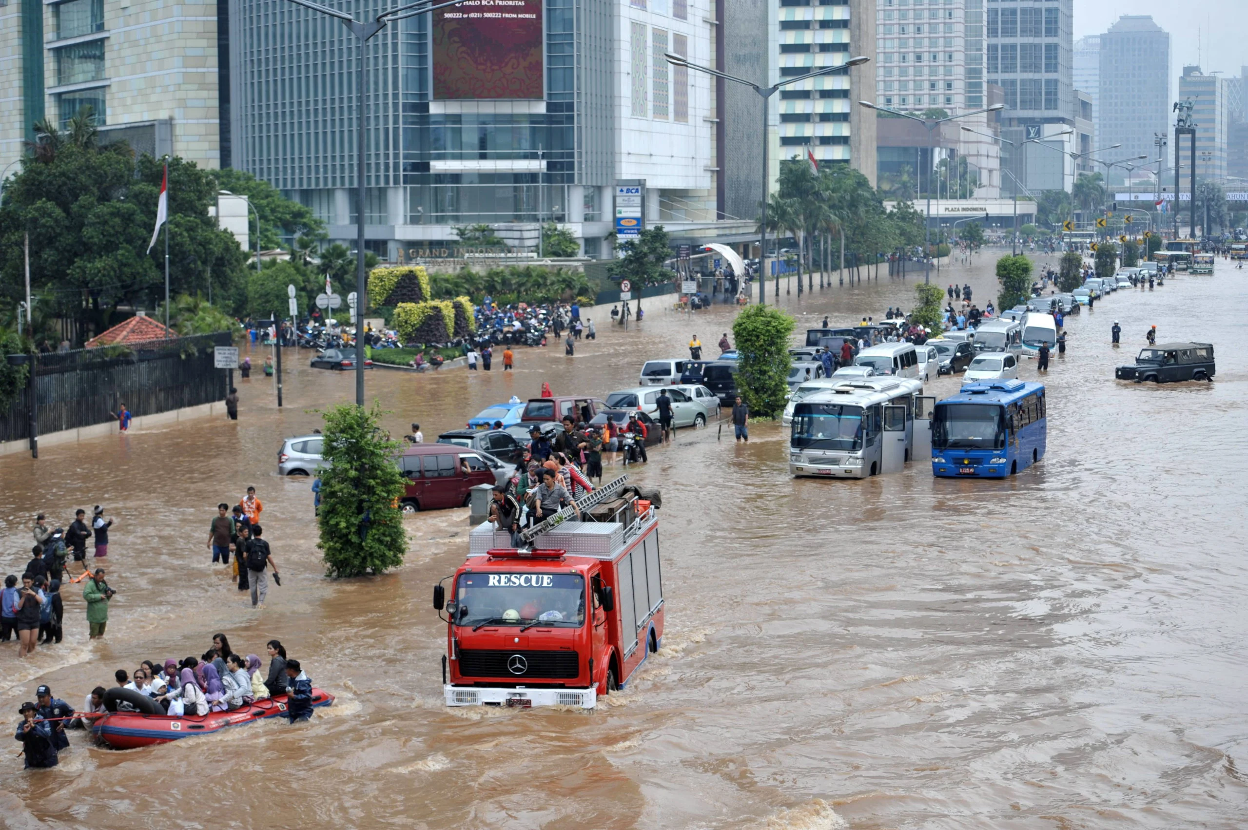 Hujan Deras Mengancam, Indonesia dan Tiongkok Mengalami Bencana Alam