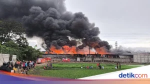 Ledakan dan Kebakaran Hebat Melanda Pergudangan Miami di Jakbar