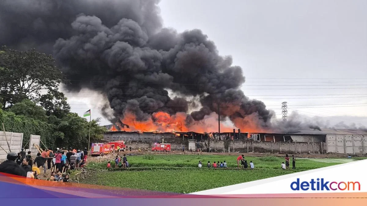 Ledakan dan Kebakaran Hebat Melanda Pergudangan Miami di Jakbar