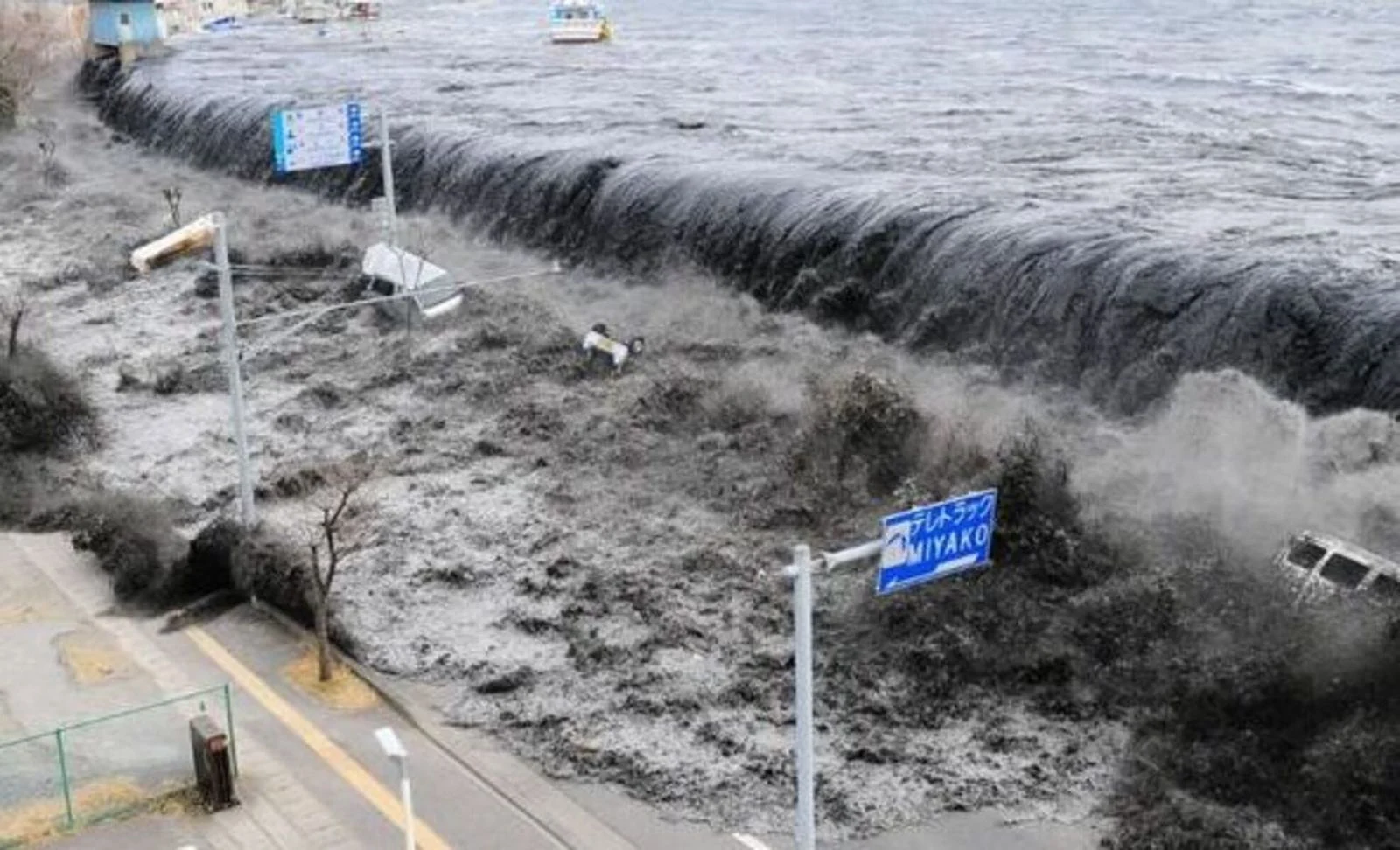 Gempa Kuat di Jepang dan Filipina: Tsunami Menghantam Pantai