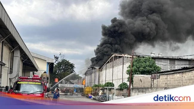Kebakaran Pabrik Karet di Tangerang Belum Padam, Warga Terancam