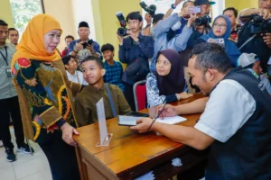 SPMB Jatim: Khofifah Tinjau Pelaksanaan, Pemprov Jatim Permudah Pengambilan PIN