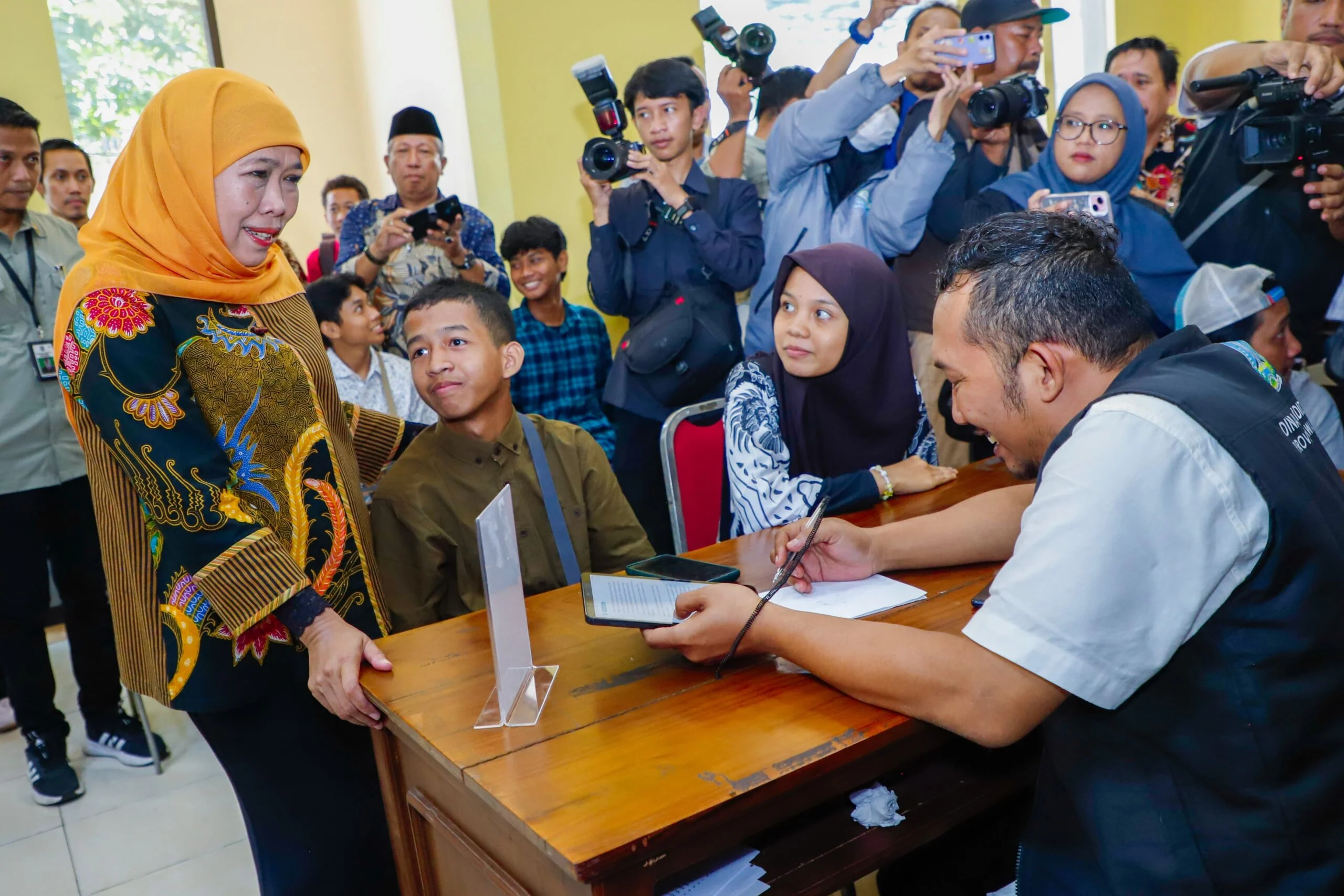 SPMB Jatim: Khofifah Tinjau Pelaksanaan, Pemprov Jatim Permudah Pengambilan PIN